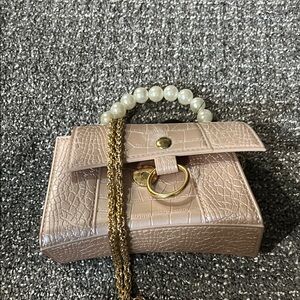 Elegant Beige Croc-Embossed Handbag with Pearl Handle